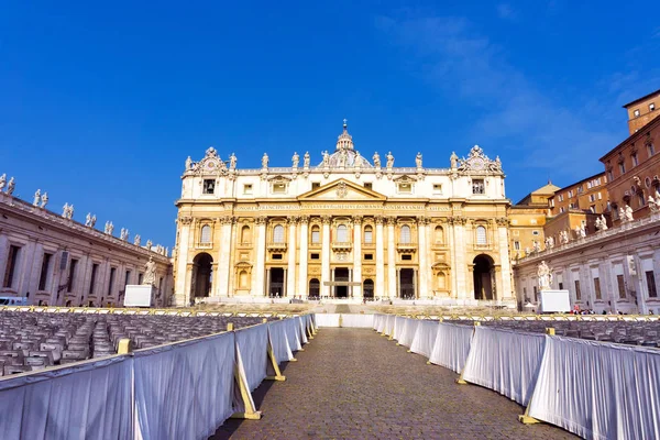 Plaza de la Basílica de San Pedro en Roma, Italia — Foto de Stock