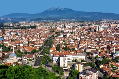 Prizren, Arka Planda Alpler ile Kosova Cityscape