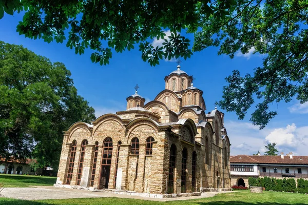 Gracanica Srbský ortodoxní klášter se stromy v Kosovu — Stock fotografie