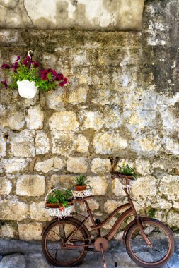 Karadağ 'ın Perast kentindeki Bisiklet Duvarında