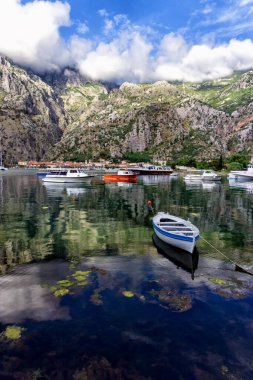 Karadağ 'da Kotor Körfezi' ndeki Tekneler