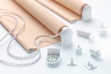 Beyaz arka planda Roma tonları ve bağlantı elemanları seti