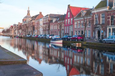 Leiden, Hollanda - 5 Nisan 2018: Su yolu, araç ve tipik Hollanda Mimarlık