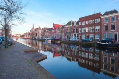 Leiden, Hollanda - 5 Nisan 2018: Su yolu, araç ve tipik Hollanda Mimarlık