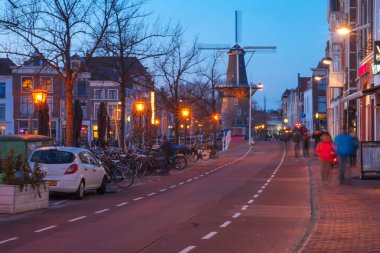 5 Nisan 2018 'de Leiden' da su yolları ve tipik Hollanda mimarisi. Gemili şehir kanalı görüntüsü, Sunsey değirmeni Hollanda Leiden şehri..