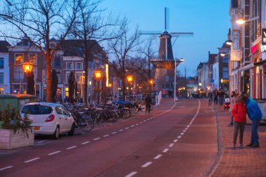 Leiden, Hollanda - 4 Nisan 2018: Değirmen ve tipik Hollanda mimari City ile kentsel sokak