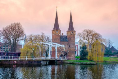 Kanal ve Vve Oostpoort de Delft 'in akşam manzarası. Baharda gün batımında Hollanda şehri. Hollanda, Hollanda.