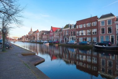 5 Nisan 2018 'de Leiden' da su yolları ve tipik Hollanda mimarisi. Gemili şehir kanalı görüntüsü, Sunsey değirmeni Hollanda Leiden şehri..