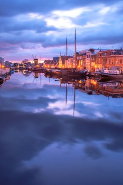 Işıklı ve günbatımı su yansıma Leiden, Hollanda tekneler ile kanal.