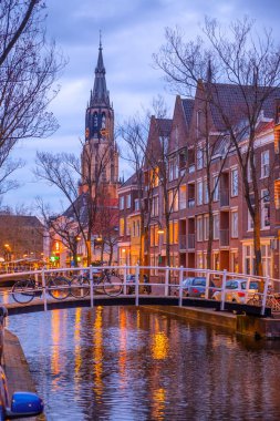 Amsterdam yakınlarındaki Delft 'teki kanalın ve kilisenin akşam manzarası. Baharda gün batımından sonra Hollanda 'da. Hollanda, Hollanda.