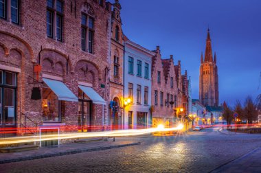 Leiden, Hollanda - 5 Nisan 2018: Akşam alacakaranlıkta aydınlatılmış sokaktatipik Hollanda mimarisi