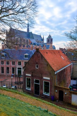 Leiden şehir manzarasında ortaçağ Hooglandse Kerk katedralinin manzarası, Hollanda, Avrupa