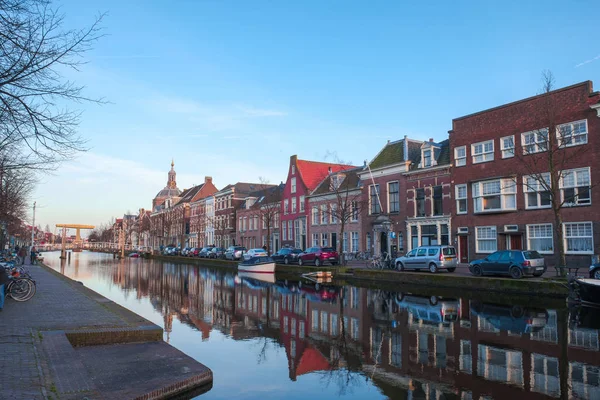 Leiden Netherlands April 2018 Waterway Vehicles Typical Dutch Architecture — Stock Photo, Image