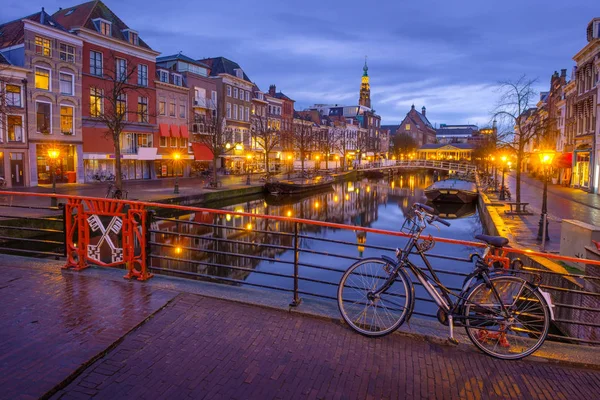 Vista Nocturna Leiden Centro Ciudad Con Canal Puente Bicicletas Calle —  Fotos de Stock