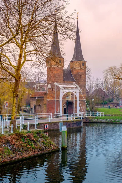 Απογευματινή Θέα Του Καναλιού Και Του Vve Oostpoort Delft Ολλανδική — Φωτογραφία Αρχείου