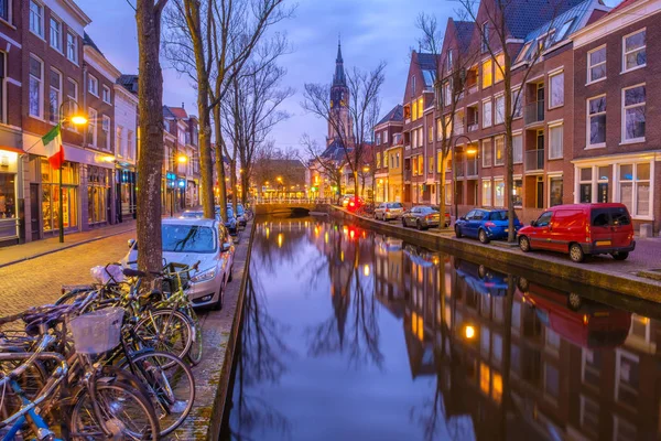 Avondzicht Het Kanaal Kerk Delft Bij Amsterdam Nederlandse Stad Het — Stockfoto