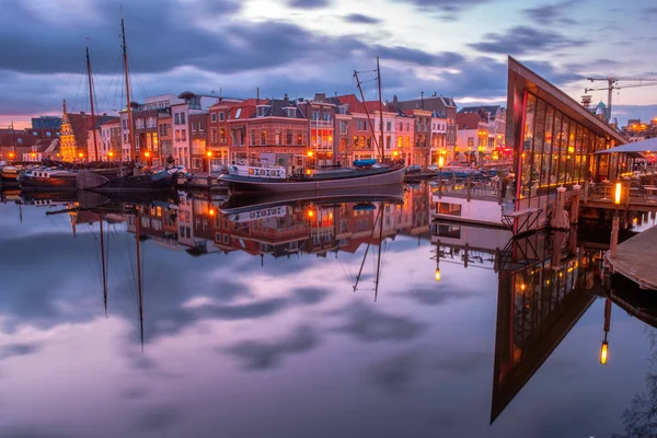 Gün Batımında Hortumları Değirmenleri Gemiler Teknelerle Leiden Şehrinin Kanallarını Izleyin — Stok fotoğraf