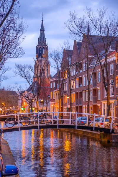 Vista Noturna Canal Igreja Delft Perto Amesterdão Cidade Holandesa Primavera — Fotografia de Stock