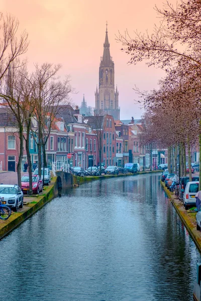 Βραδινή Θέα Στο Κανάλι Και Την Εκκλησία Στο Delft Κοντά — Φωτογραφία Αρχείου