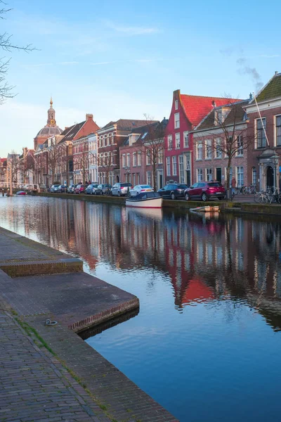 Leiden Netherlands April 2018 Waterway Vehicles Typical Dutch Architecture — Stock Photo, Image