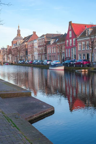 Leiden Netherlands April 2018 Waterway Vehicles Typical Dutch Architecture — Stock Photo, Image