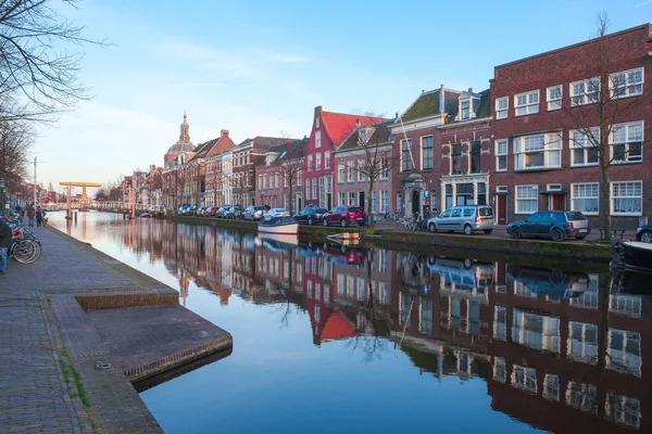 Leiden Netherlands April 2018 Waterway Vehicles Typical Dutch Architecture — Stock Photo, Image