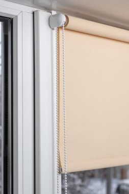 odada pencerede bej kepenk