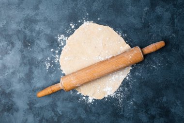 Masa üzerinde buğday hamuru ve haddeleme pin üst görünümü