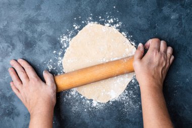 Masada buğday hamuru haddeleme kişi elleri üst görünümü