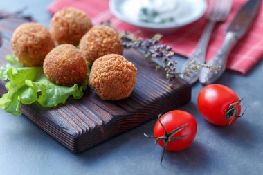 Sebze ile masa üzerinde ahşap tahta üzerinde kızarmış falafel topları