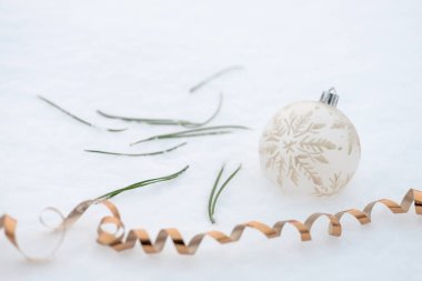 Beyaz kar arkaplanda kar tanesi desenli beyaz balo Noel süsü