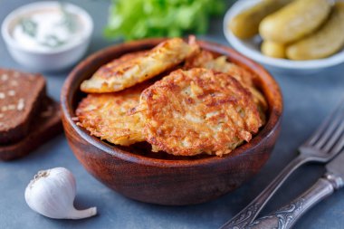 Kase patates gözlemesi ekşi krema ve turşu ile