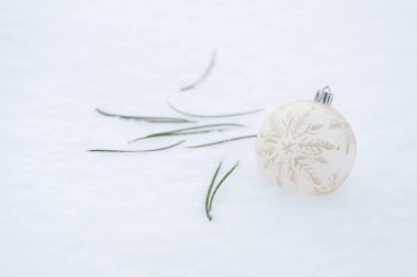 Beyaz kar arkaplanda kar tanesi desenli beyaz balo Noel süsü