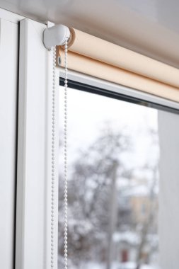 odada pencerede bej kepenk