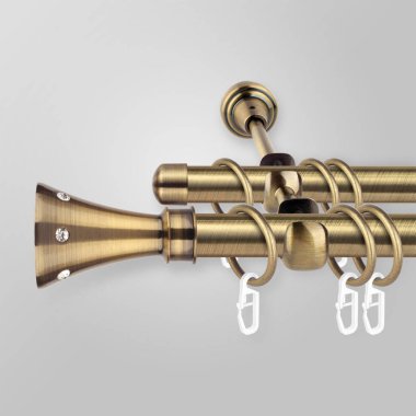 Gri arka plan üzerinde perde eaves için kristaller ile trompet şeklinde metal ucu