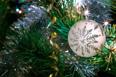 Köknar ağacı dalında kar tanesi desenli beyaz balo Noel süsü