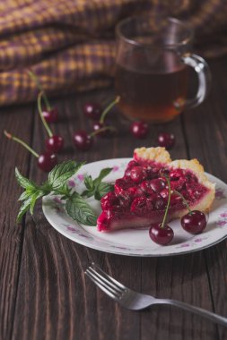 Dilim taze kiraz kek rustik masada plaka üzerinde
