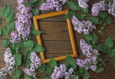 Ahşap arka plan üzerinde leylak çiçekleri ile Vintage çerçeve, bahar konsepti