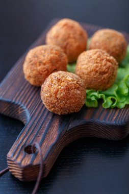 Masa üzerinde ahşap tahta üzerinde kızarmış falafel topları