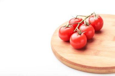 beyaz izole ahşap tahta üzerinde olgun kiraz domates