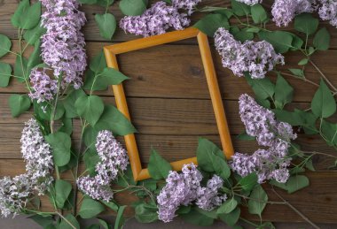 Ahşap arka plan üzerinde leylak çiçekleri ile Vintage çerçeve, bahar konsepti
