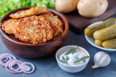 Kase patates gözlemesi ekşi krema ve turşu ile