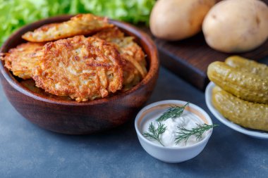 Kase patates gözlemesi ekşi krema ve turşu ile