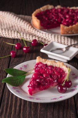 Rustik masada tabakta pişmiş taze vişneli börek dilimi