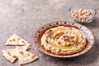 Pide ile masada plaka geleneksel humus çanak
