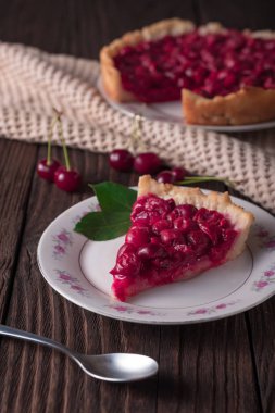 Rustik masada tabakta pişmiş taze vişneli börek dilimi