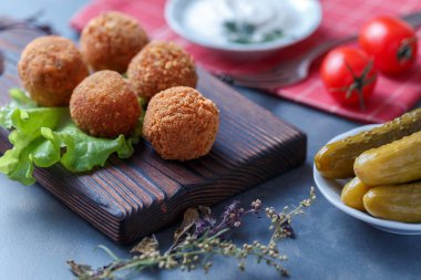 Sebze ile masa üzerinde ahşap tahta üzerinde kızarmış falafel topları