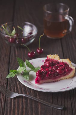 Dilim taze kiraz kek rustik masada plaka üzerinde