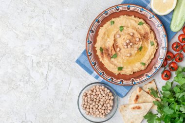 Nohut ve sebzeler ile masada plaka geleneksel humus çanak