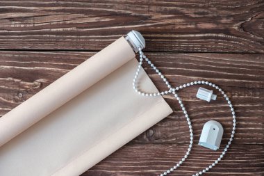 Unrolled bej Roma rustik ahşap arka plan üzerinde gölgeler.